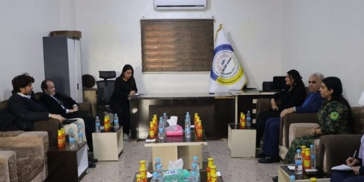 الإدارة الذاتية تُسلّم إسبانيا امرأةً وطفلاً من عوائل داعش