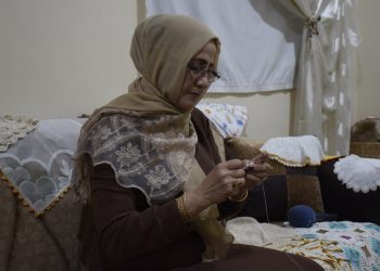 التطريز.. حكاية امرأة تصوغ التراث بإبرة الأمل