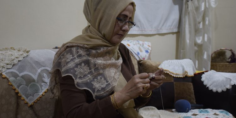 التطريز.. حكاية امرأة تصوغ التراث بإبرة الأمل