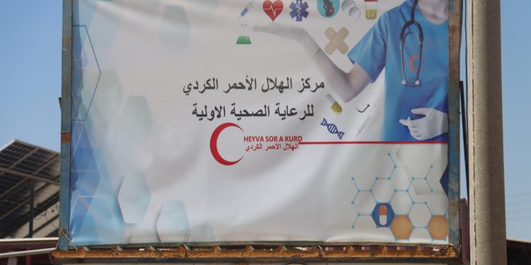 الهلال الأحمر الكردي يواصل تقديم خدماته الطبية في مخيم واشوكاني رغم التحديات