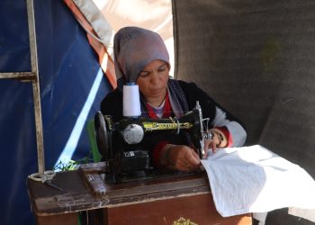 عدلة حسن.. مهجرة بإرادتها القوية استمرت في حياكة الأمل وصنع خيوط الصمود