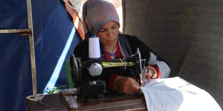 عدلة حسن.. مهجرة بإرادتها القوية استمرت في حياكة الأمل وصنع خيوط الصمود