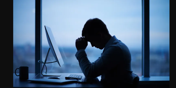  الوجه المظلم للأدوات الرقمية في العمل التي وعدتنا بالراحة فأورثتنا الإرهاق