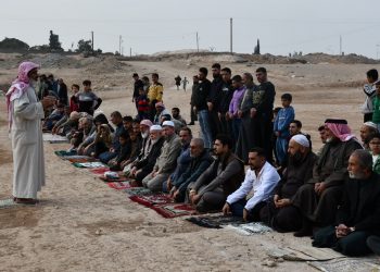 أهالي الطبقة يؤدون صلاة الاستسقاء