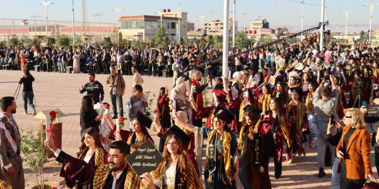 للدفعة الخامسة جامعة روج آفا تخرّج ٢١١ طالباً من أقسام مختلفة