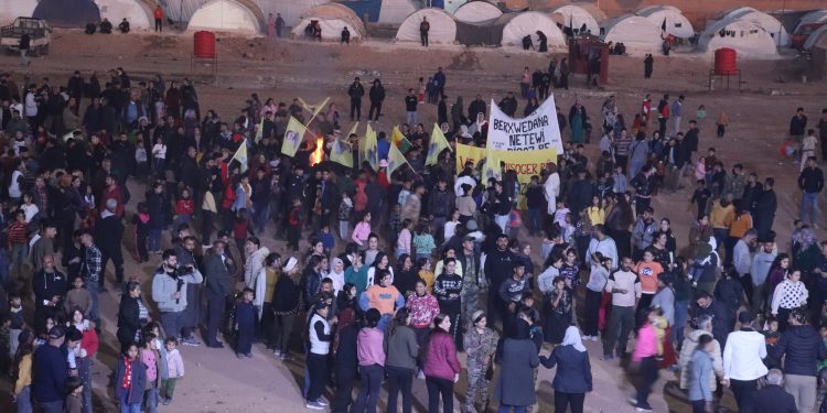 “الطبقة تحتفل بيوم المقاومة الوطنية… ألوان الفرح والموسيقى تملأ المخيم”