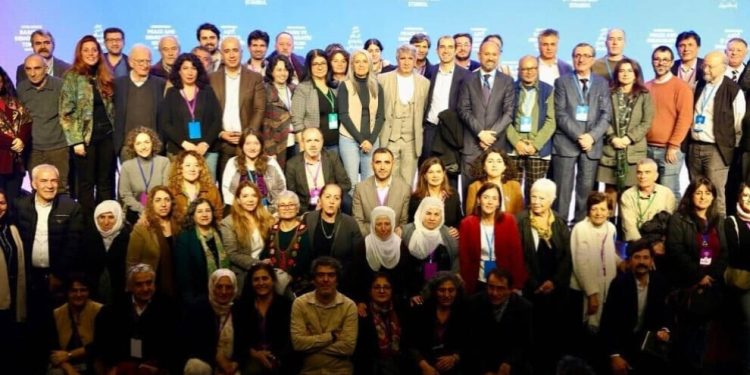 كونفرانس “السلام والمجتمع الديمقراطي الدولي”: حرية القائد عبد الله أوجلان الجسدية ضمانة السلام والديمقراطية