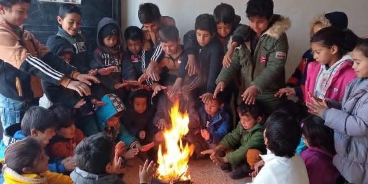 البرد يطوّق مدارس كري سبي.. الأطفال يتدفؤون على الحطب في باحات المدرسة!