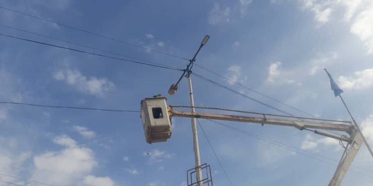 تنفيذ مشروع “إنارة طريق الحسكة” في الدرباسية
