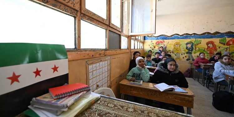 التعليم في ظلّ الحكومة الانتقالية.. مناهج مؤدلجة وواقع مزر
