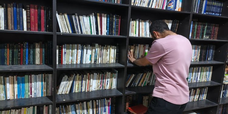 مكتبة الطبقة.. إعادة تأهيل “قلب الثقافة” رغم التحديات