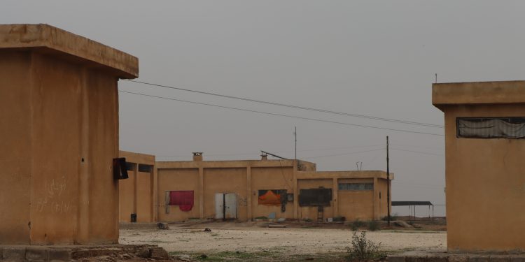 53 طفلاً مهجراً محرومون من التعليم في مركز الإيواء بفوج طرطب