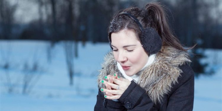 لماذا يشعر بعض الناس بالبرد أكثر؟ الأطباء يكشفون خمسة أسباب خفيّة