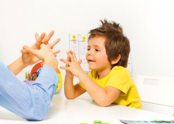 لماذا يكرر طفلك السلوك الخاطئ نفسه رغم توجيهك له باستمرار؟