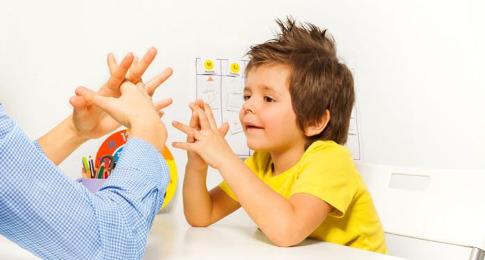 لماذا يكرر طفلك السلوك الخاطئ نفسه رغم توجيهك له باستمرار؟