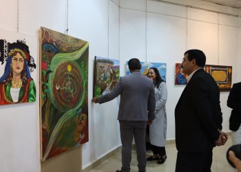 لوحات تروي المشهد… المرأة محور معرض الفن التشكيلي