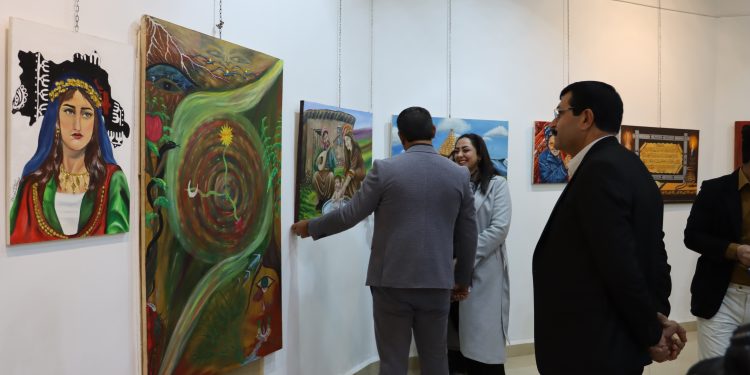 لوحات تروي المشهد… المرأة محور معرض الفن التشكيلي