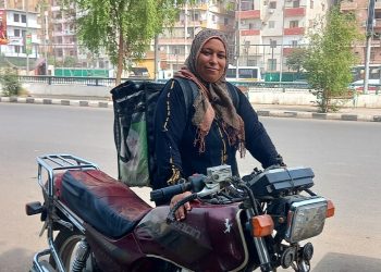 من سائقة دراجة نارية إلى صاحبة مكتب دليفري في الصعيد