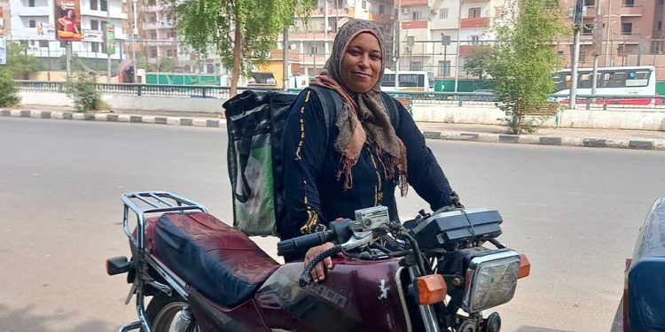 من سائقة دراجة نارية إلى صاحبة مكتب دليفري في الصعيد