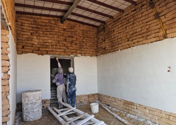 الجص الديري بديلًا عن الإسمنت.. حلٌّ اقتصادي يُعيد تشكيل المنازل