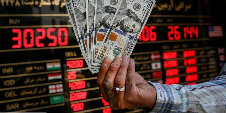 أزمة العملة في إيران.. الدولار يحطم أرقاماً قياسية يومياً ويتجاوز 144 ألف تومان
