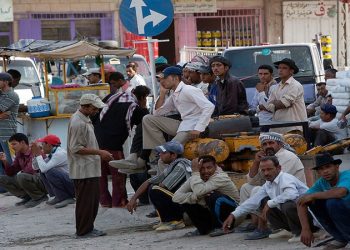 من تحت الدلف لتحت المزراب… الواقع المعيشي رهين السياسة في سوريا