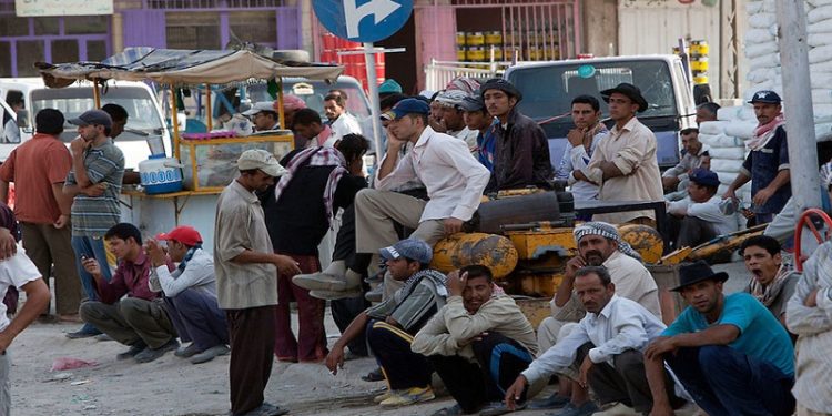 من تحت الدلف لتحت المزراب… الواقع المعيشي رهين السياسة في سوريا