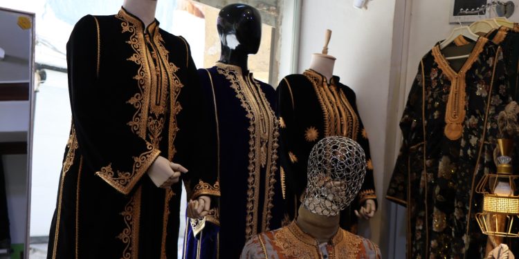 رحلة ربع قرن لخمسينية بين الخيوط والأقمشة