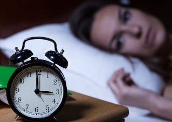 لماذا لا يتوقف ذهنك عن التفكير قبل النوم؟
