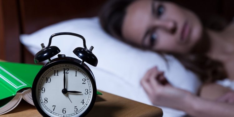 لماذا لا يتوقف ذهنك عن التفكير قبل النوم؟
