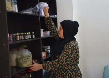 حين تتحوّل الأعشاب رسالة شفاء وحفظاً للتراث
