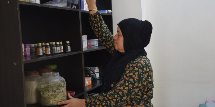 حين تتحوّل الأعشاب رسالة شفاء وحفظاً للتراث