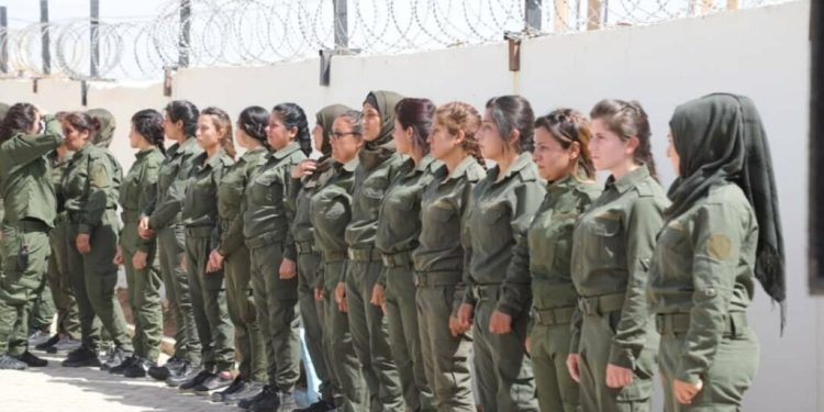 المرأة في دير الزور.. من القيود والتهميش إلى ريادة المشهد الأمني والعسكري