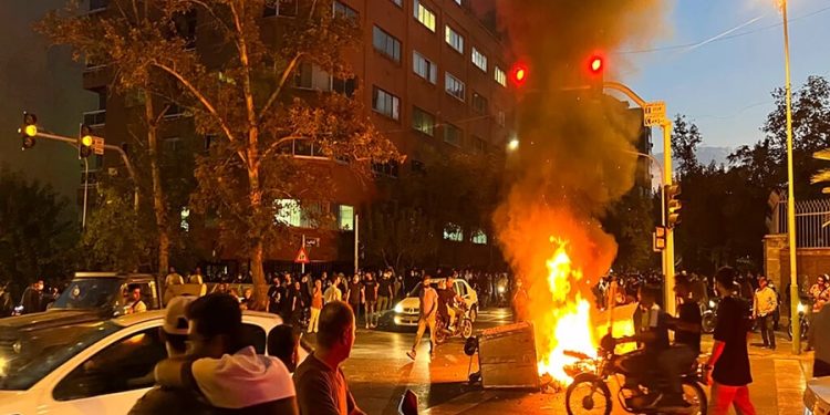 “المرأة.. الحياة.. الحرية”.. شرارة التغيير نحو دمقرطة إيران