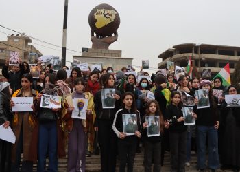 نساء قامشلو يحتجّن على قطع جدائل المقاتلات الكرديات.. إرادتنا أقوى من أي اعتداء