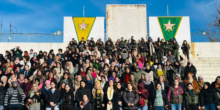 نساء قامشلو يعلنَّ انضمامهن للمقاومة ويؤكدن الدفاع عن مكتسبات ثورة روج آفا