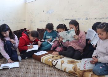 دجلة محمد… طفلة تدرس تحت القصف وتدون أحلامها في دفاتر التهجير بكوباني