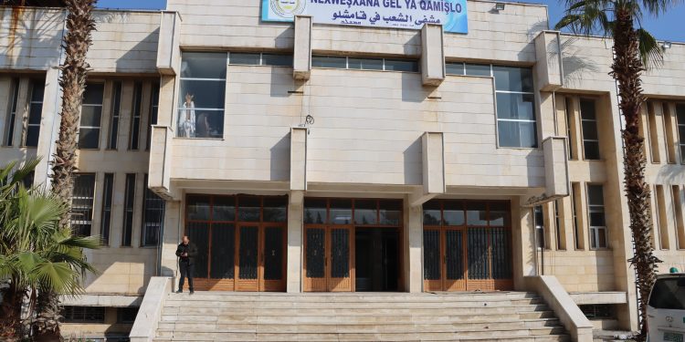 رغم نقص المواد.. مشفى الشعب بقامشلو يُقدم الخدمات لعشرات الأشخاص يومياً