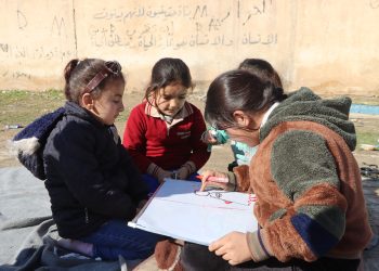 طفولة معلقة على أبواب التهجير المتكرر… حال أطفال مراكز الإيواء في قامشلو