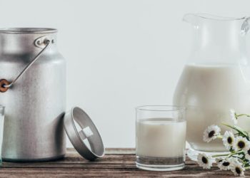 تسخين الحليب بين الفوائد والمخاطر.. ما الخيار الأفضل؟