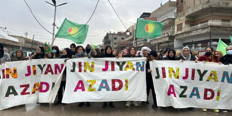 ​دعماً ليوم التحرك العالمي لحماية ثورة المرأة.. مؤتمر ستار ينظم وقفة تضامنية