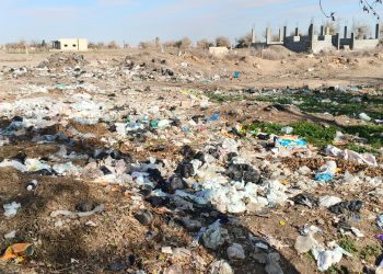 بين تقاعس الأهالي وغياب الخدمات…. قرية “حطلة” بدير الزور تغرق في النفايات