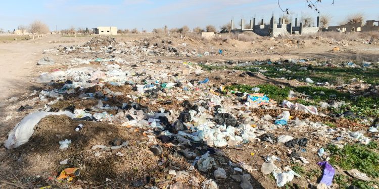 بين تقاعس الأهالي وغياب الخدمات…. قرية “حطلة” بدير الزور تغرق في النفايات