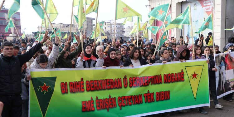 أهالي كوباني يحيون ذكرى انتصارها عبر مسيرة جماهيرية حاشدة