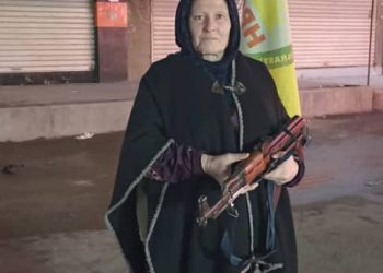 تلبية للنفير العام.. ستينية تحمل بندقية دفاعاً عن الهوية والوجود