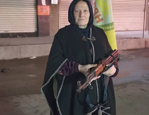 تلبية للنفير العام.. ستينية تحمل بندقية دفاعاً عن الهوية والوجود