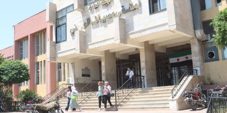 سماعات معلقة ومرضى بلا أطباء.. فصل قسري يهز مشافي سوريا