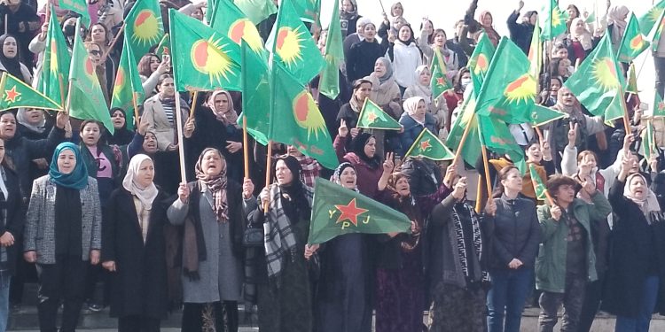 وقفة احتجاجية نسائية في الحسكة دعماً لمقاومة روج آفا