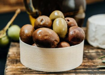 الزيتون ليس مجرد وجبة خفيفة.. بل هو غذاء قوي للقلب والصحة!