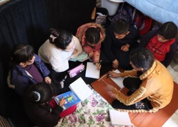 نازحة علوية تدرّس الأطفال الكرد المهجّرين